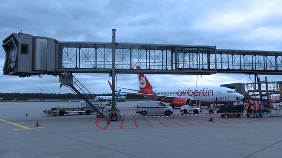 Passenger boarding bridge